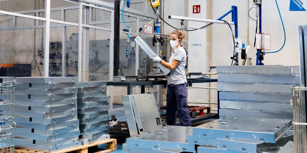 En la fabricación de productos industriales, existen varios procesos para remodelar materiales mediante corte, doblado, unión o pulido