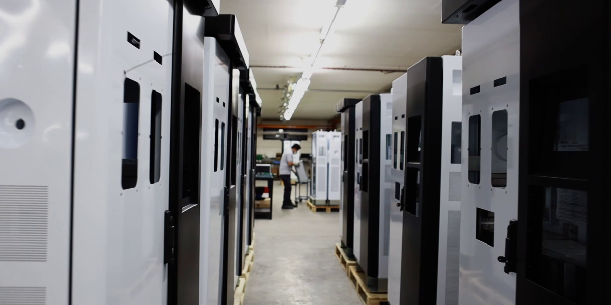 La cataforesis, también conocida como electrodeposición catódica, es un proceso de pintado por inmersión totalmente automatizado.